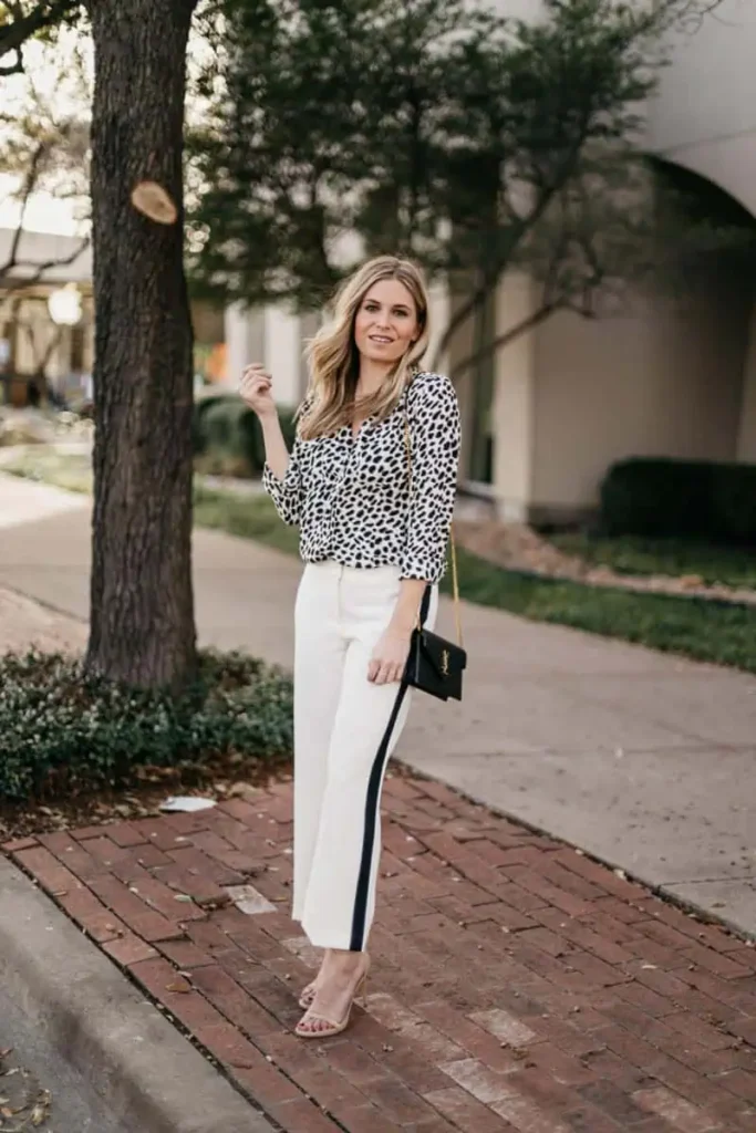 combinar pantalon blanco con blusa animal print