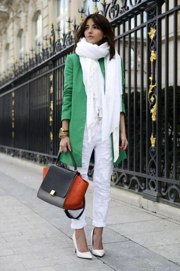 como combinar blazer verde con pantalones