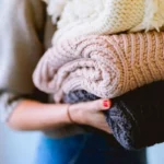 como combinar un jersey de punto de mujer