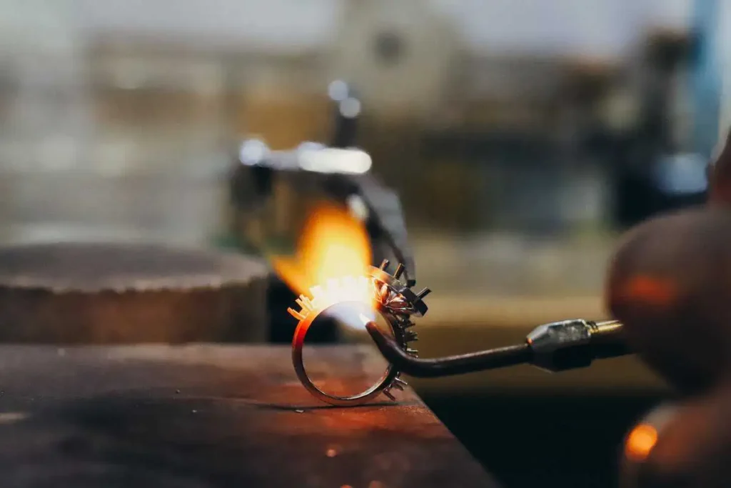 fabricando un anillo de oro