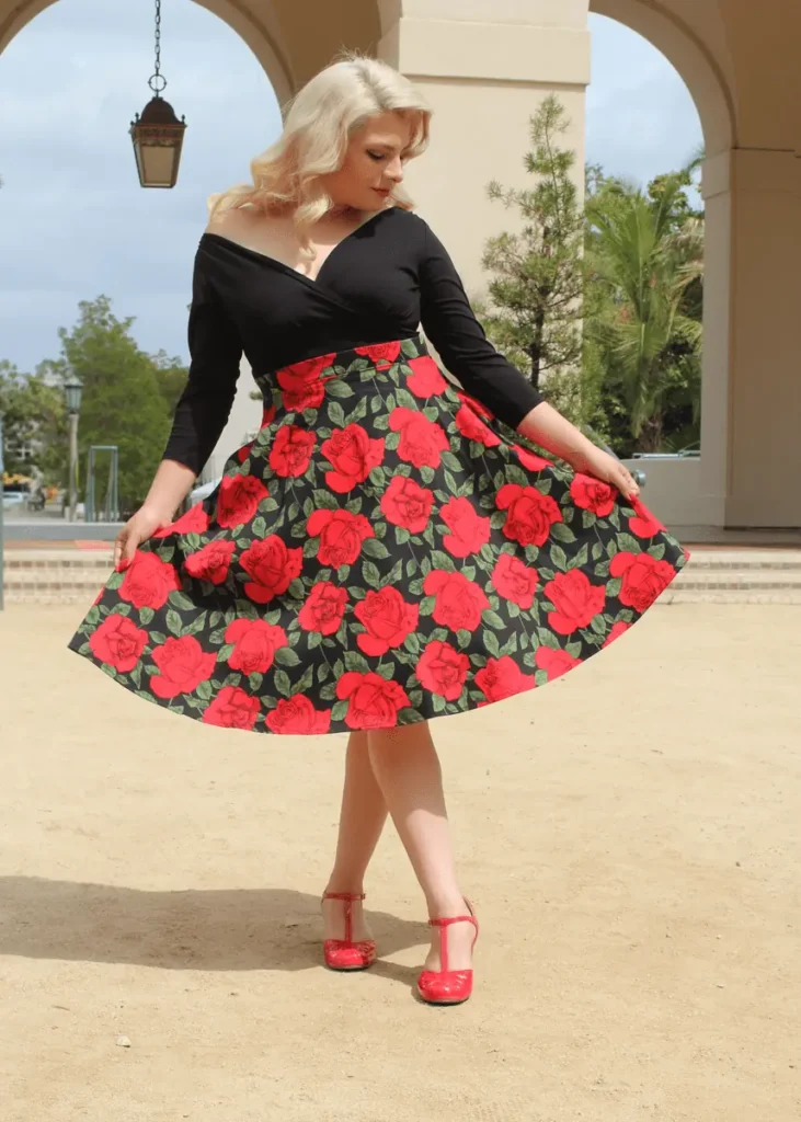 mujer con una falda circular estampada con rosas