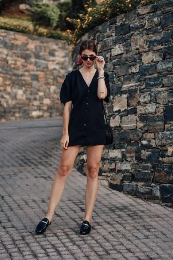 mujer con vestido negro y mules