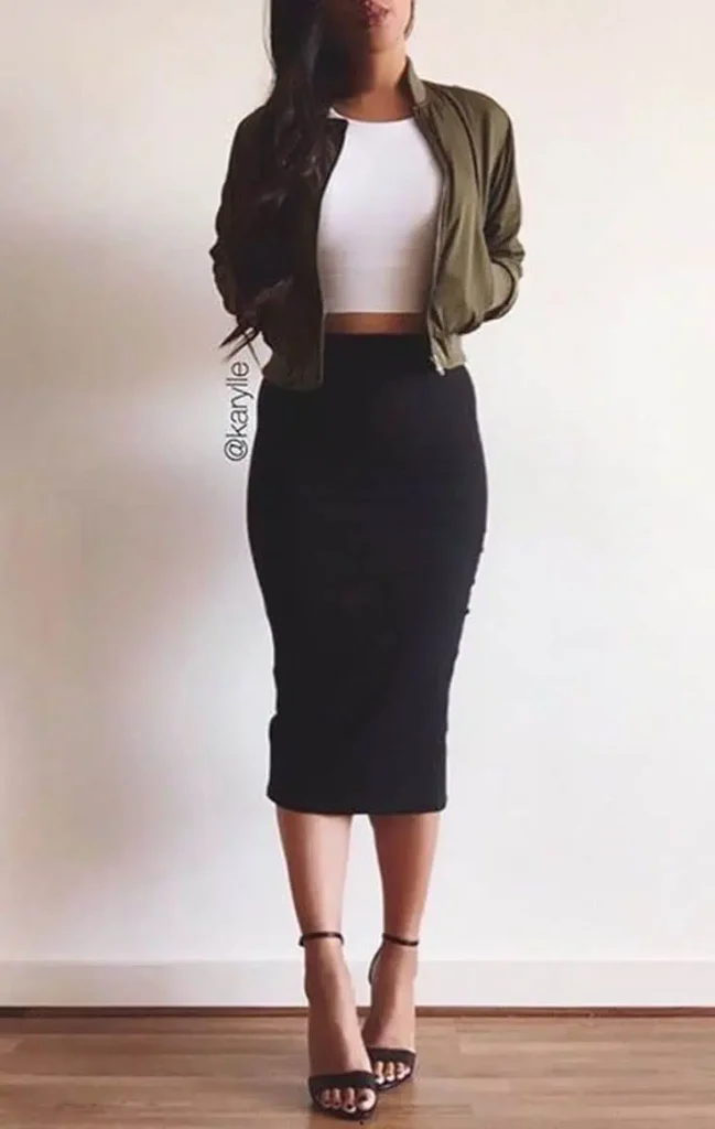 mujer vestida estilo casual con una falda de tubo