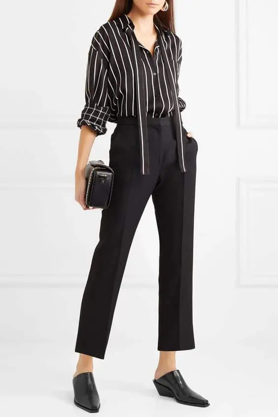 mules con pantalones negros de vestir