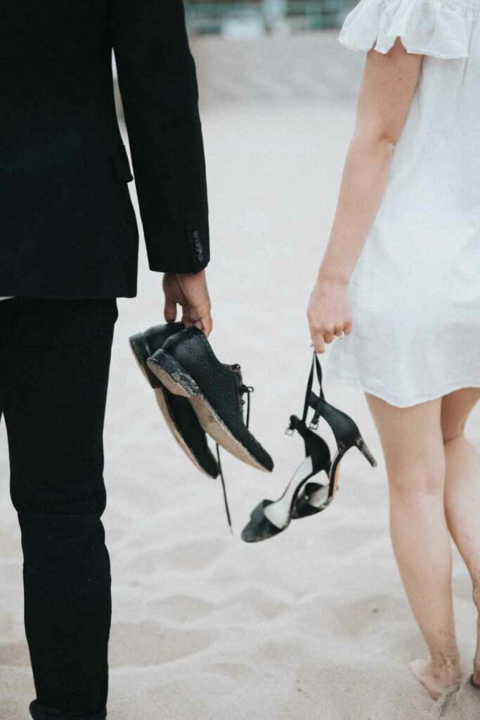 novia con zapatos en la mano