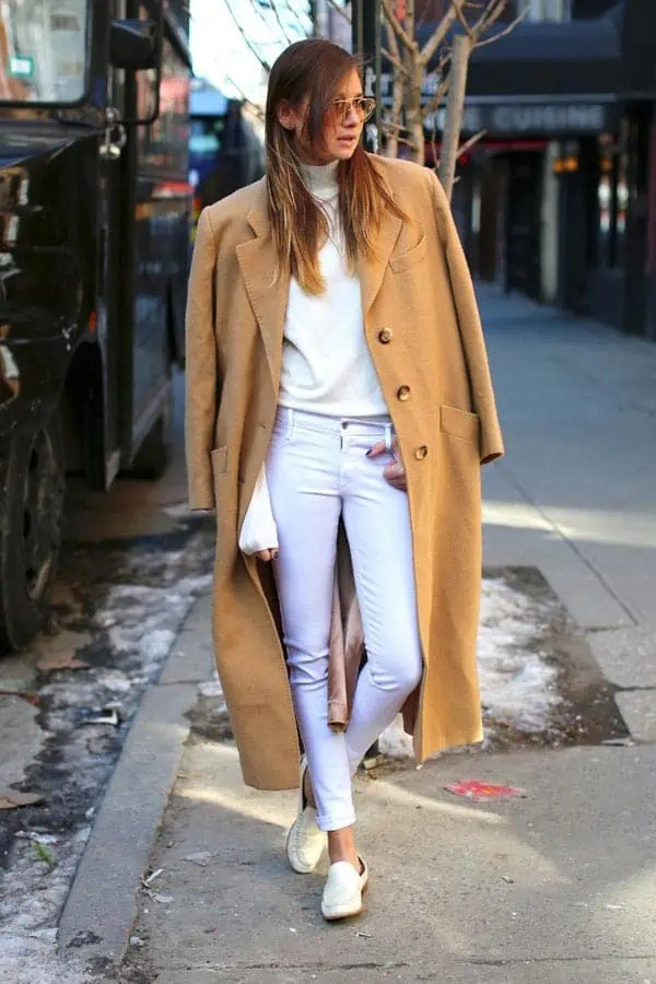 outfit con abrigo largo y pantalos blancos