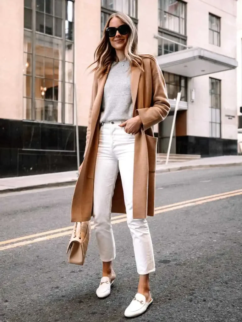 outfit con mules y pantalones blancos