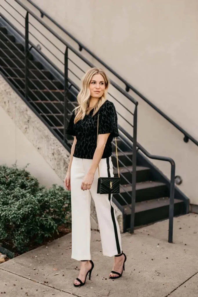 outfit con pantalon blanco de mujer