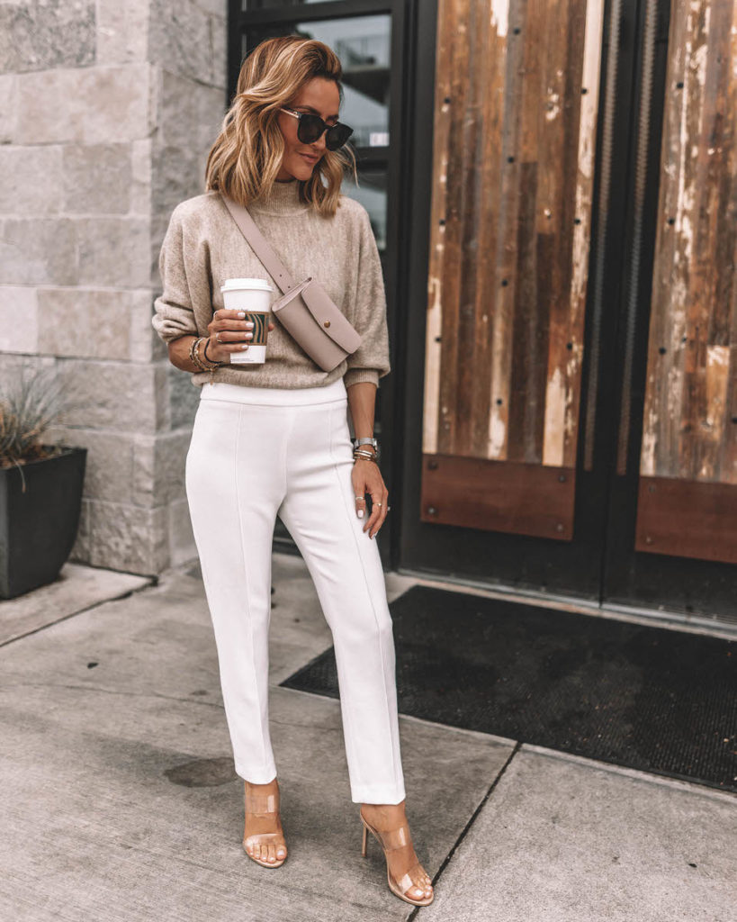 outfit con pantalones de tela blanco y sweater de punto