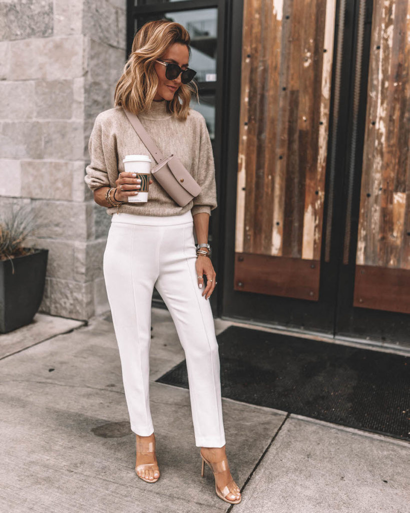outfit con pantalones de tela blanco y sweater de punto