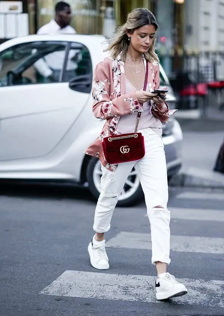 outfit con sneakers y pantalon vaquero blanco