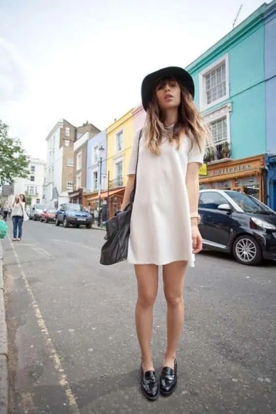 outfit con vestido blanco y mules