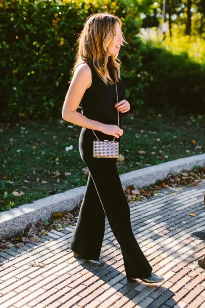 outfit para fiesta con pantalones de tela negros y jersey de punto