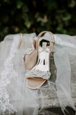 Zapatos de novia y fiesta para mujeres de la cabeza a los pies