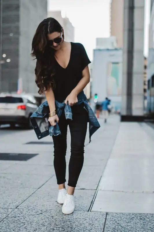 Outfits casuales con jeans y tenis blancos para mujeres de talla gran