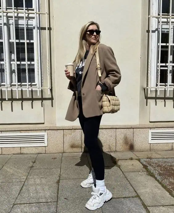 look sporty con chaqueta y leggings