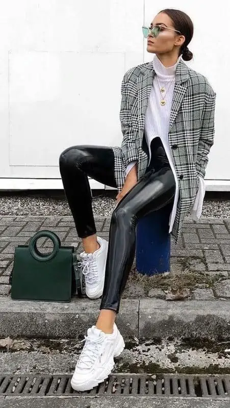 look sporty con leggins de piel negros y zapatillas de color blanco