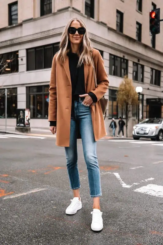 loook casual de invierno con abrigo y zapatillas