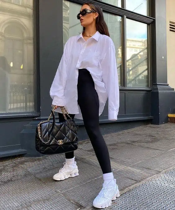 mujer con ropa sporty combinando camisa blanca y zapatillas