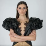 mujer con un vestido de alta costura