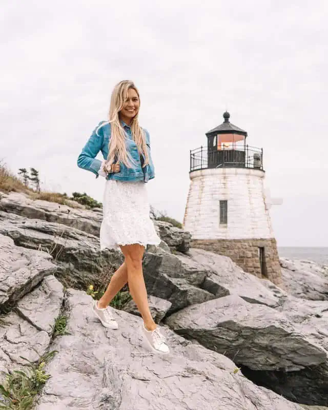 mujer con vestido blanco y sneakers color blanco