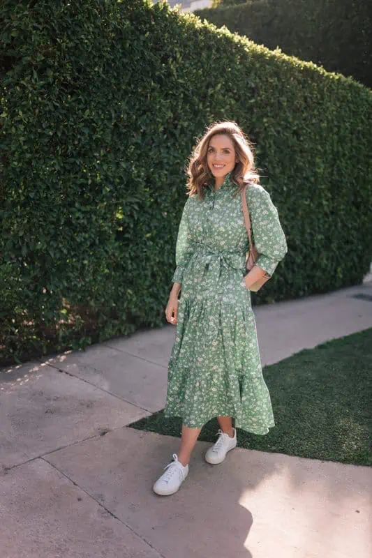 mujer con vestido largo estampado y sneakers