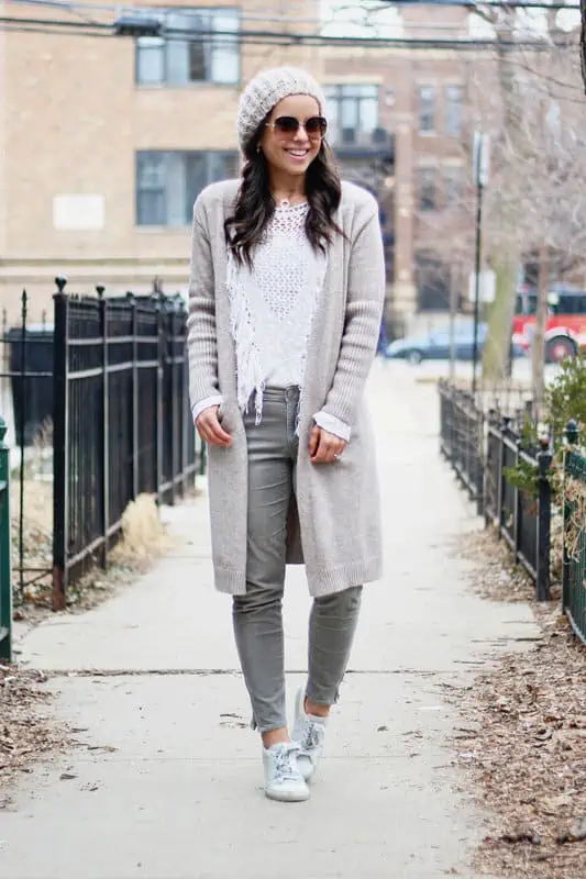 mujer vestida casual con gorro de lana y gafas de sol