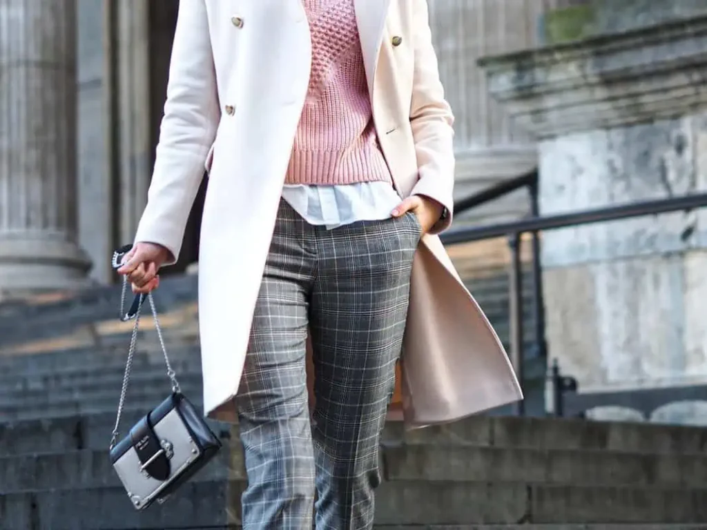 mujer con bolso tipo bandolera