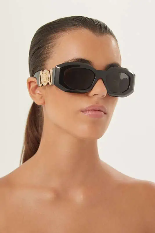 mujer con gafas de sol marca versace 2023