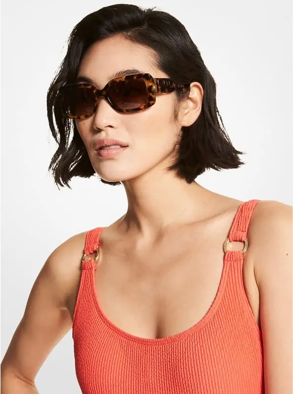 mujer con gafas de sol montura de pasta