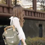 mujer con mochila