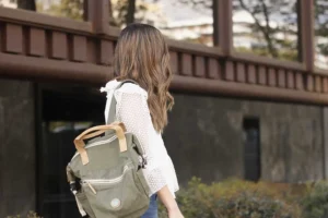 mujer con mochila