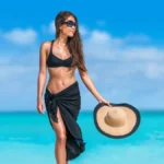 mujer con pareo negro