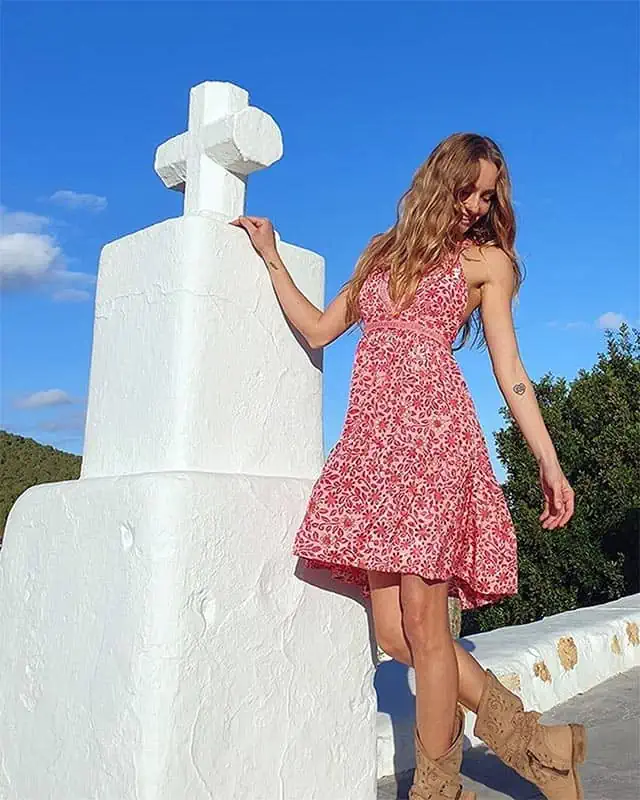 mujer con vestido estampado boho