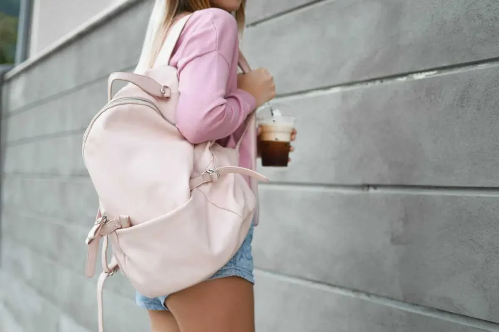 outfit con mochila rosa