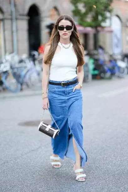 outfit falda vaquera ycamiseta blanca