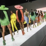 colorido desfile de moda femenina