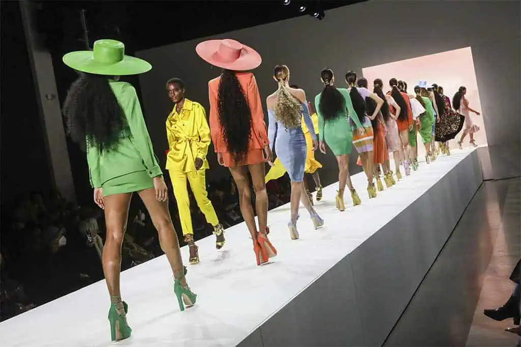 colorido desfile de moda femenina