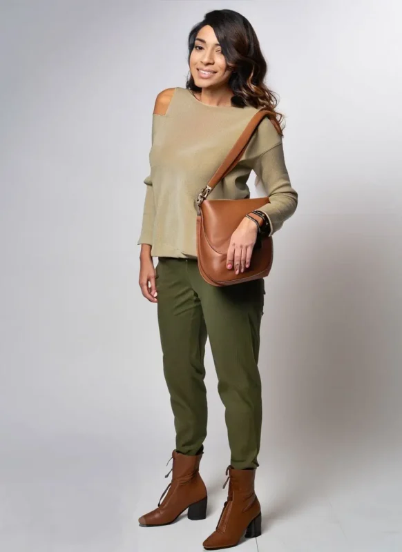 mujer con outfit pantalon verde jersey