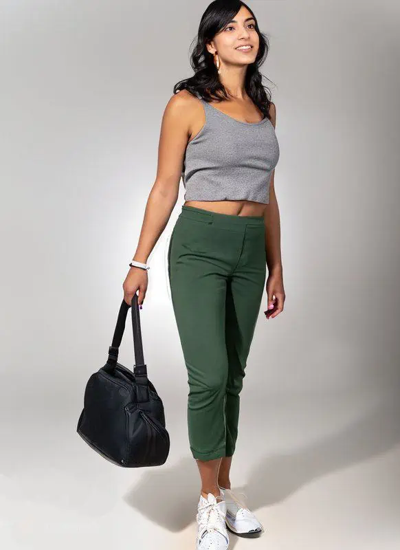 mujer coutfit pantalon verde top y zapatillas 1