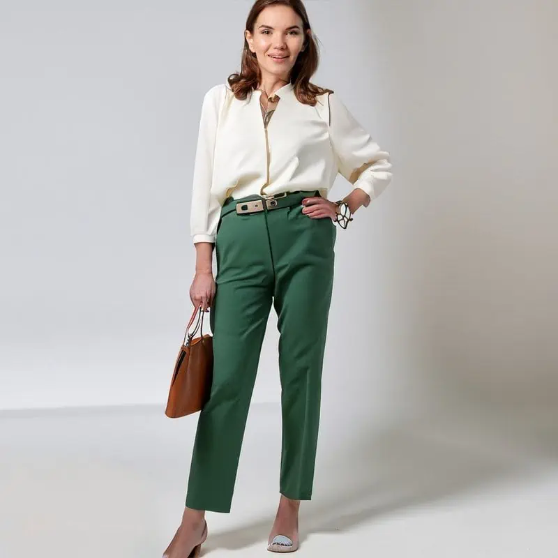 mujer look formal blusa y pantalon color verde