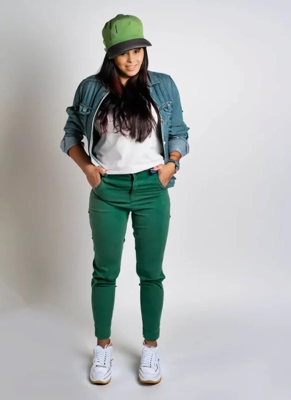 outfit pantalones verdes combinados con chaqueta vaquera casual 1