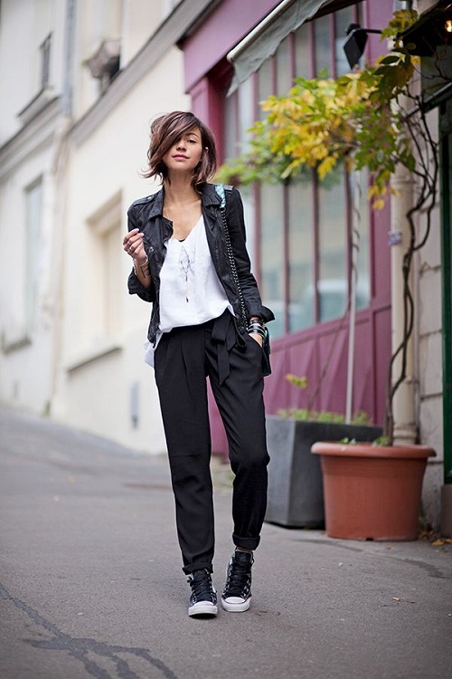 mujer vestida look sporty chic